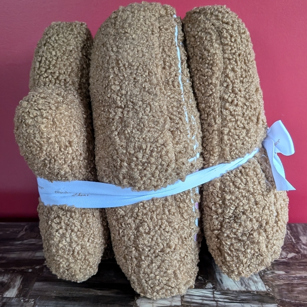 ❌SOLD❌Viral 🎥 Cupcakes & Cashmere 3 pk Christmas Gingerbread Pillows, Faux Fur - Picture 5 of 8